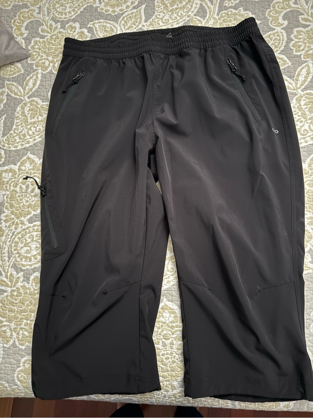 Women's Black Active Capris with Secure Zipper Pockets for Golf
